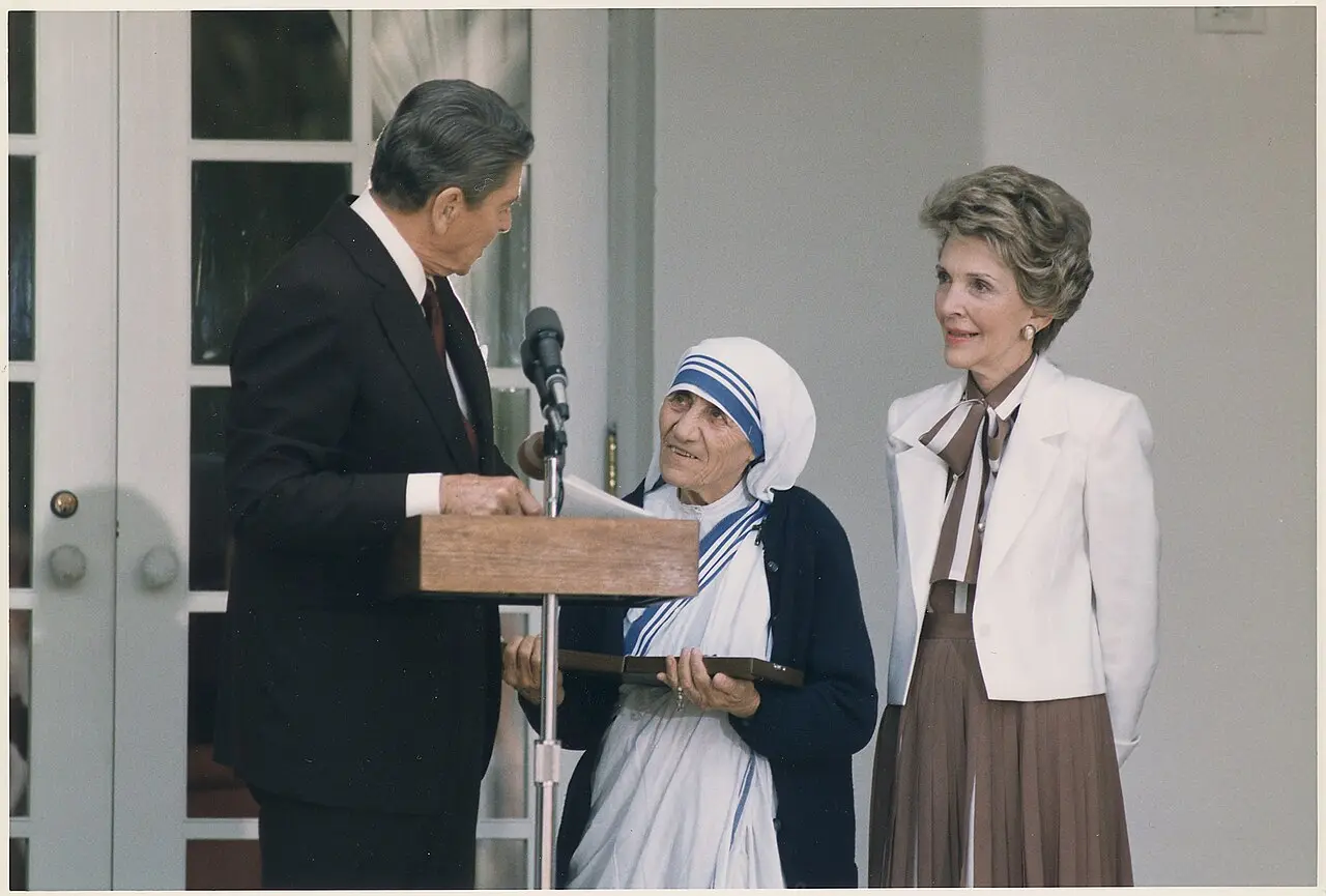 President Ronald Reagan presenting the Presidential Medal of Freedom to Mother Teresa at a White House ceremony, with Nancy Reagan beside them.