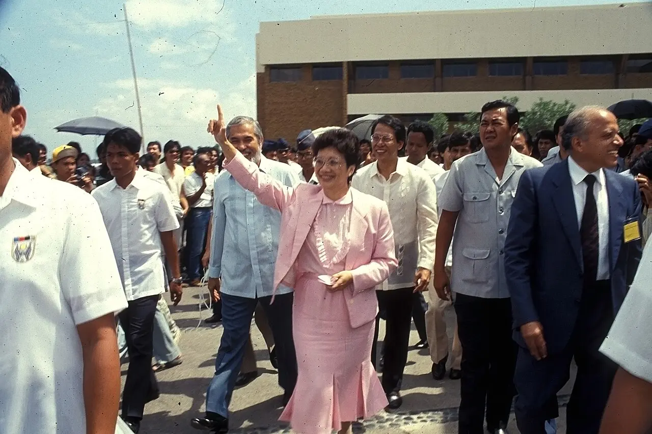 Corazon Aquino waving to a crowd in 1986, the year she became president of the Philippines