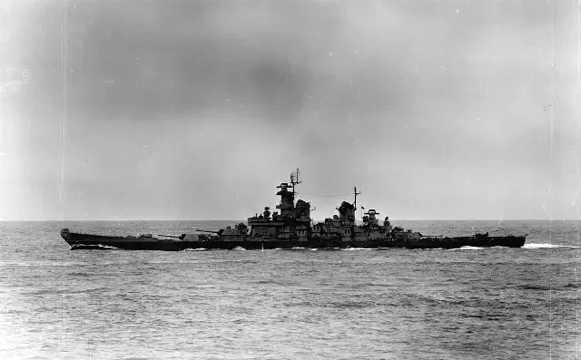 The battleship USS Missouri (BB-63) underway in the Pacific Ocean in early 1945