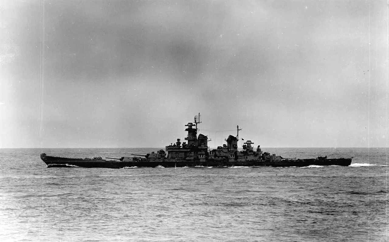 The battleship USS Missouri (BB-63) underway in the Pacific Ocean in early 1945