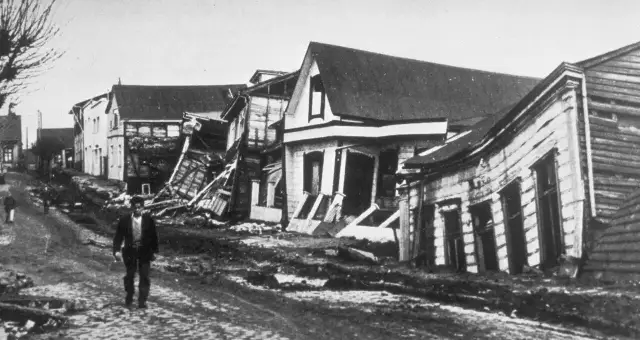 1960 photograph of collapsed houses in Valdivia, Chile, after the magnitude 9.5 earthquake.