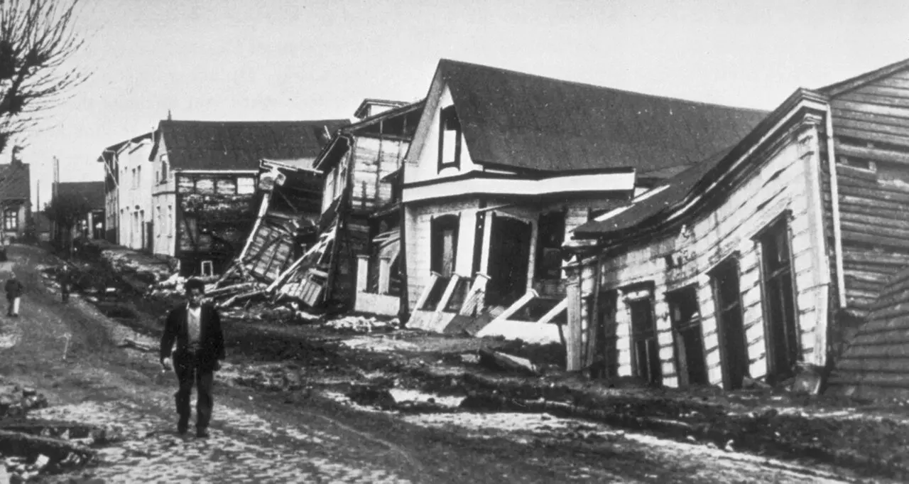 1960 photograph of collapsed houses in Valdivia, Chile, after the magnitude 9.5 earthquake.