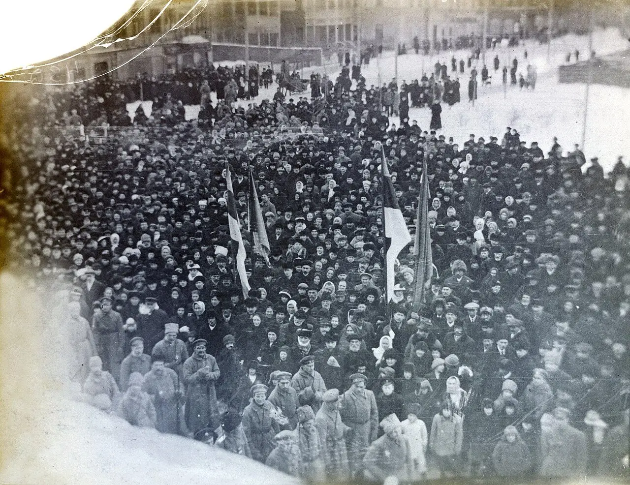 Crowd gathered in Pärnu, Estonia, in 1918 for the proclamation of Estonian independence
