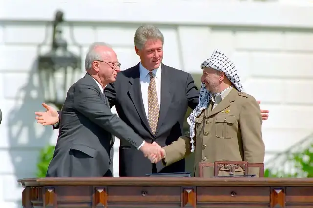 Yitzhak Rabin and Yasser Arafat shaking hands on the White House South Lawn, with President Bill Clinton standing between them, September 13, 1993