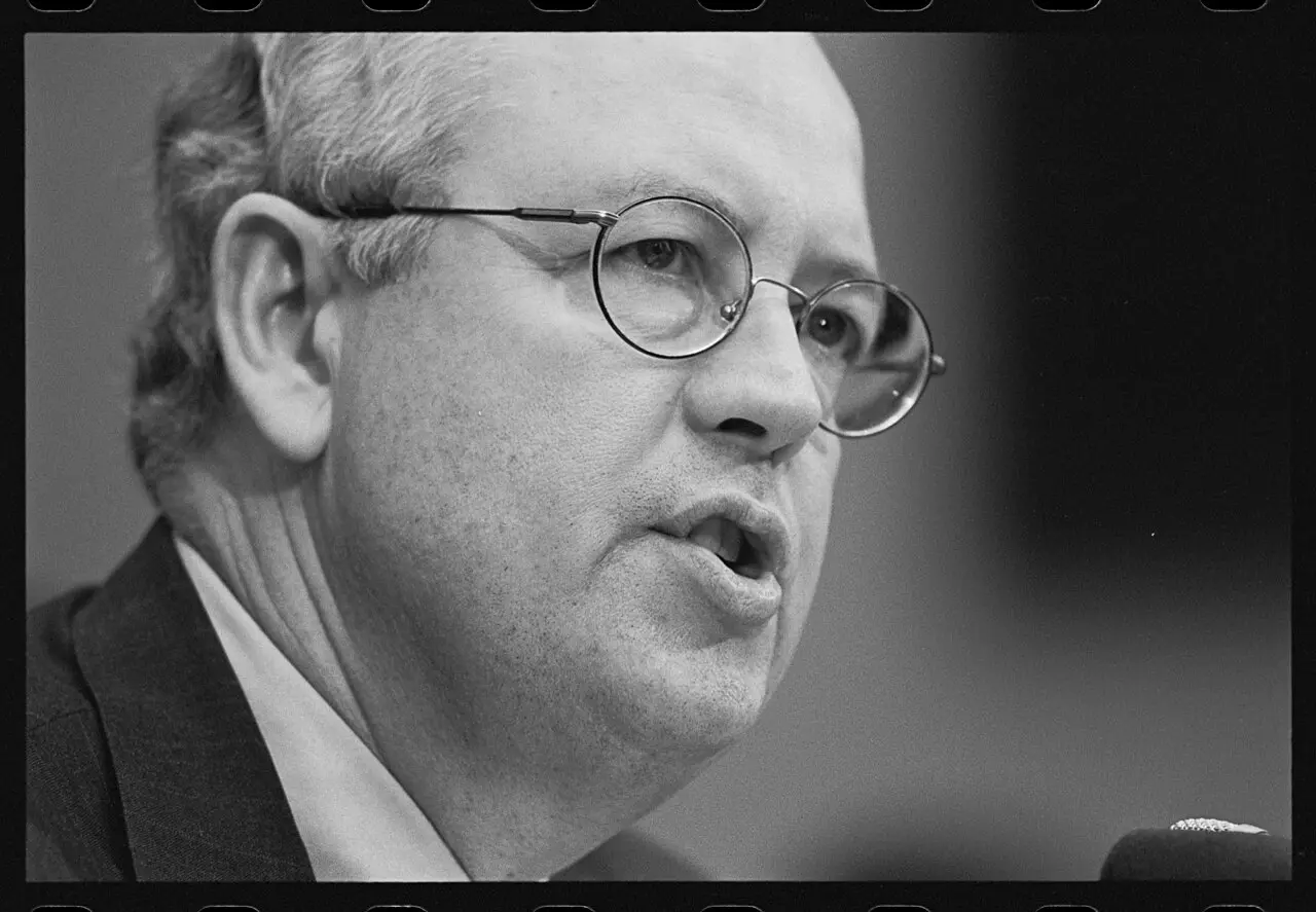 Independent counsel Ken Starr testifies before the House Judiciary Committee about his investigation of President Clinton.