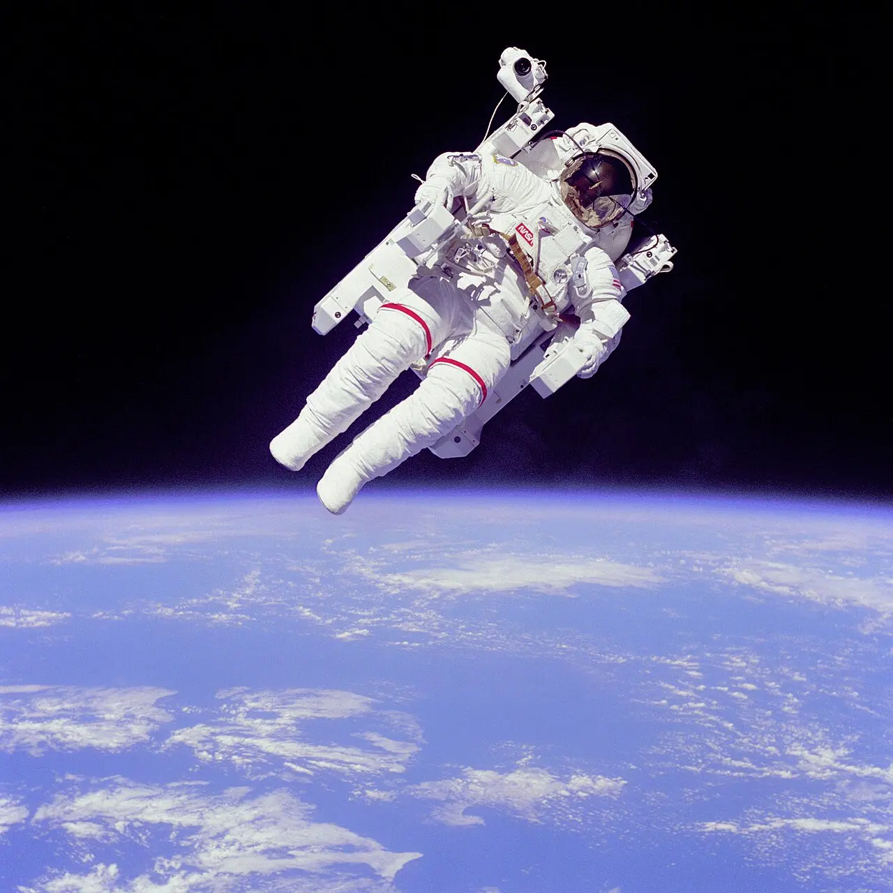 Astronaut Bruce McCandless II floating untethered in space above Earth during STS-41-B