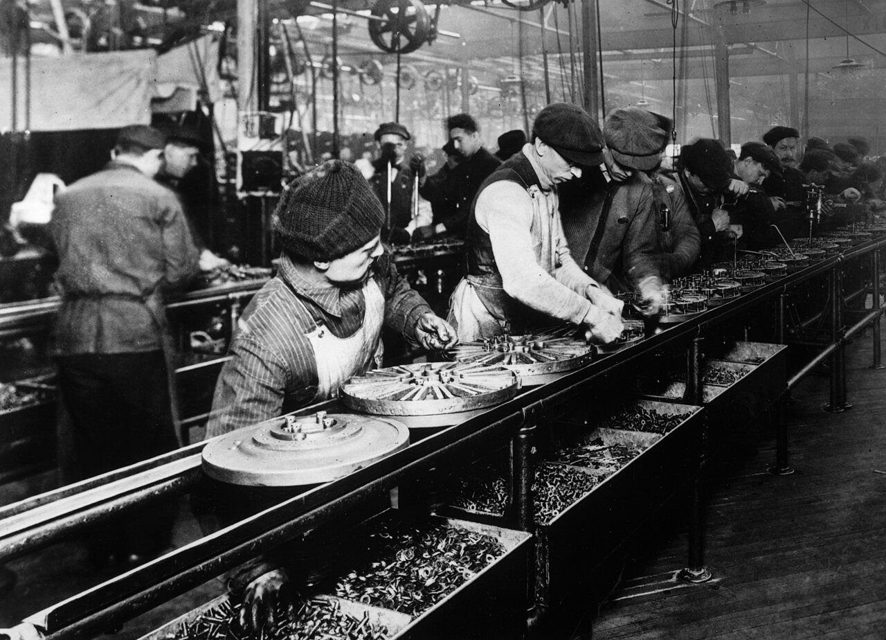 Black-and-white 1913 photograph of workers on the Ford Model T assembly line in Detroit