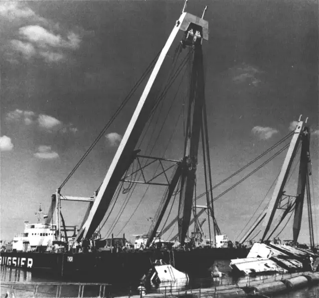 Floating cranes raising a sunken ship in the Suez Canal during the 1974 clearance operation that prepared the waterway for reopening.