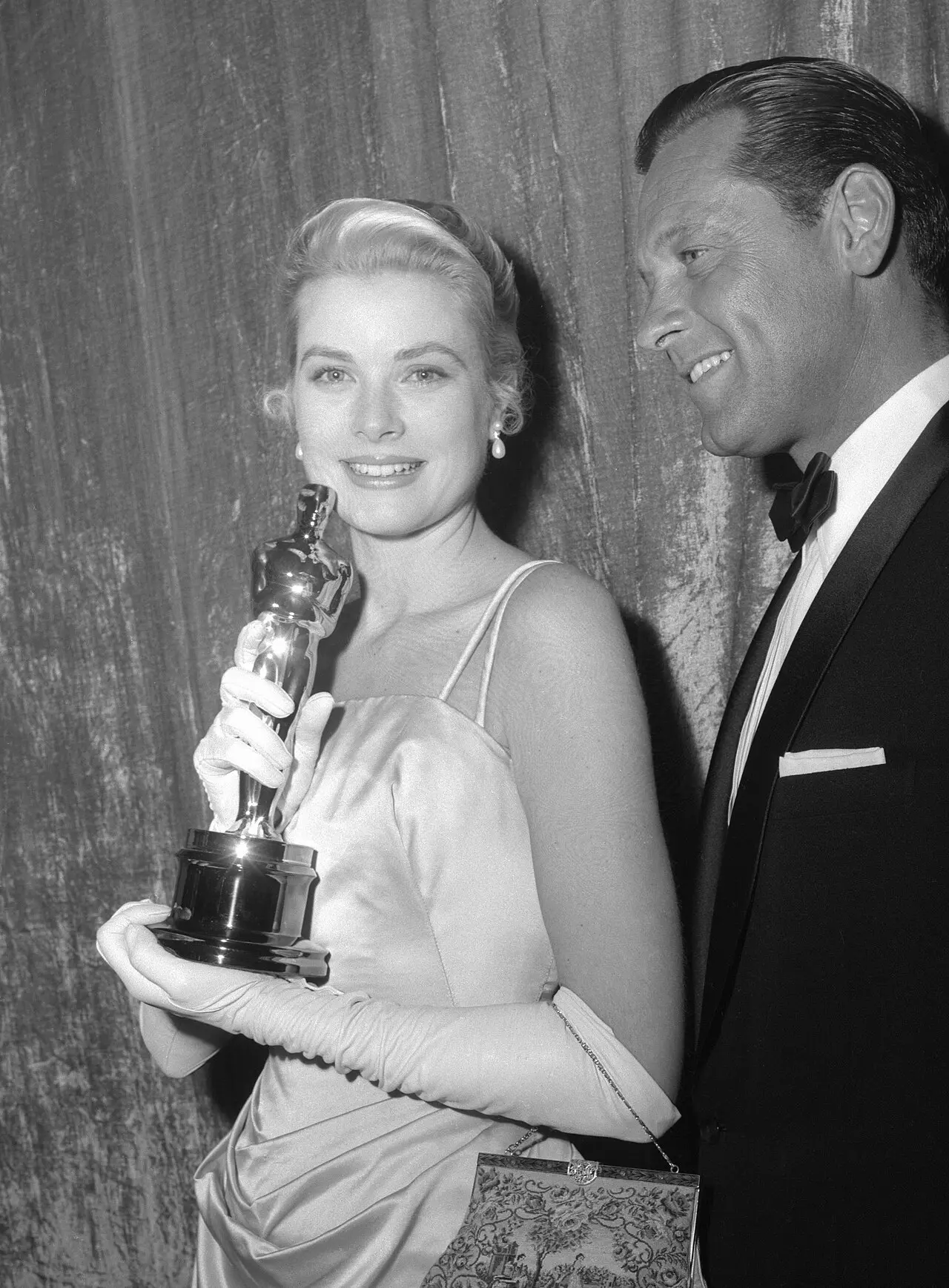 Grace Kelly holding her Academy Award at the 27th Academy Awards in 1955, with actor William Holden — a year before her wedding to Prince Rainier III.