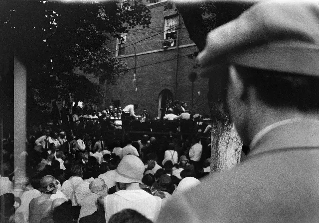 Clarence Darrow cross-examines William Jennings Bryan on the courthouse lawn during the Scopes trial in Dayton, Tennessee, July 1925.