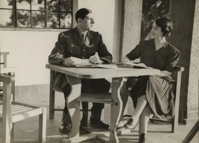 Charles de Gaulle in uniform with his wife in London during the Second World War
