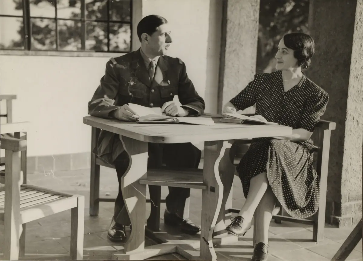 Charles de Gaulle in uniform with his wife in London during the Second World War